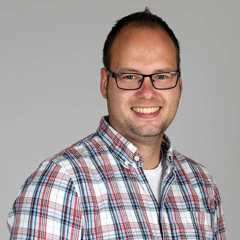 Man sieht ein Porträt von Daniel.