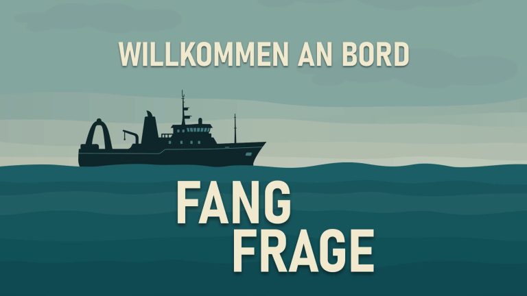 Schiff auf ruhiger See mit Schriftzug "Willkommen an Bord" und "Fangfrage".